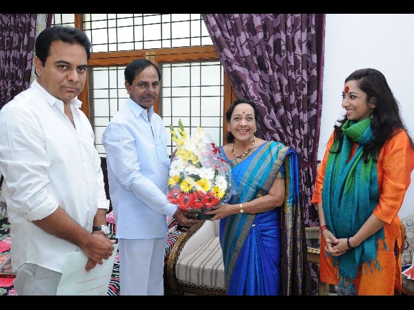 కెసిఆర్, కెటిఆర్లతో జమున