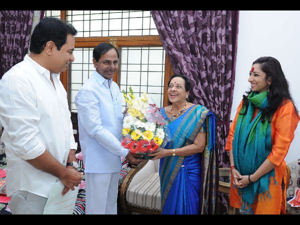 కెసిఆర్, కెటిఆర్లతో జమున