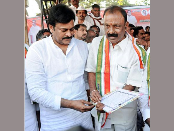 Mudragada deeksha: Police obstruct Chiranjeevi in Rajuhmundry air port Mudragada deeksha: Police obstruct Chiranjeevi in Rajuhmundry air port