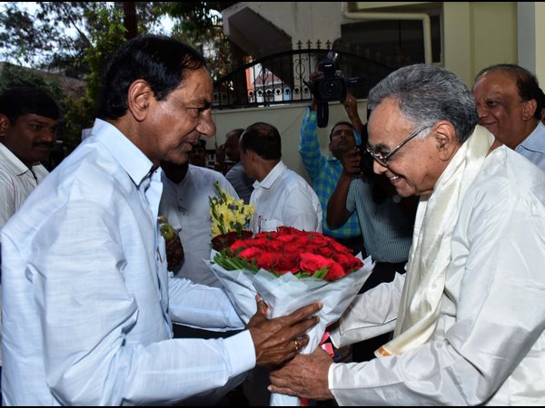 పొత్తూరికి కెసిఆర్ సత్కారం