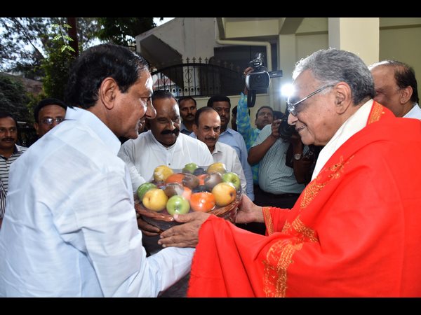 పొత్తూరికి కెసిఆర్ సత్కారం