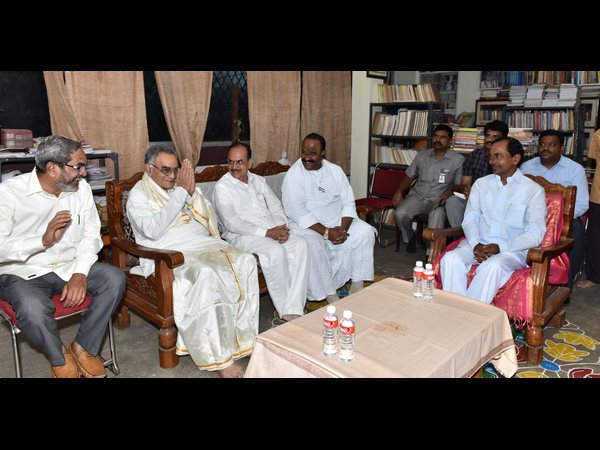 పొత్తూరికి కెసిఆర్ సత్కారం