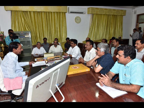 పాత్రికేయులతో కెసిఆర్