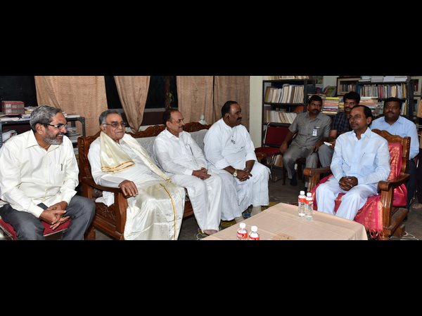 పొత్తూరికి కెసిఆర్ సత్కారం
