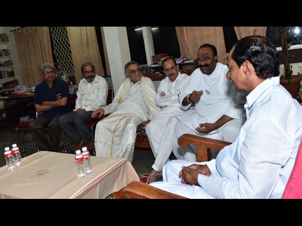 పాత్రికేయులతో కెసిఆర్