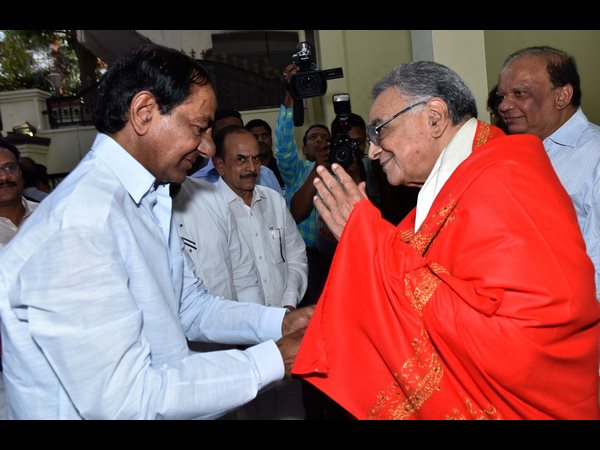 పాత్రికేయులతో కెసిఆర్
