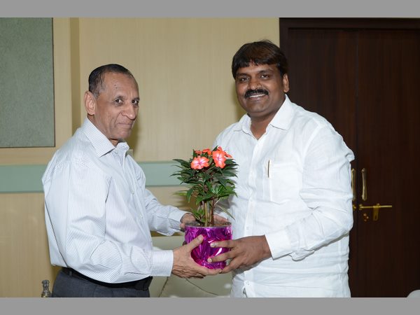 గవర్నర్తో మేయర్, డిప్యూటీ మేయర్