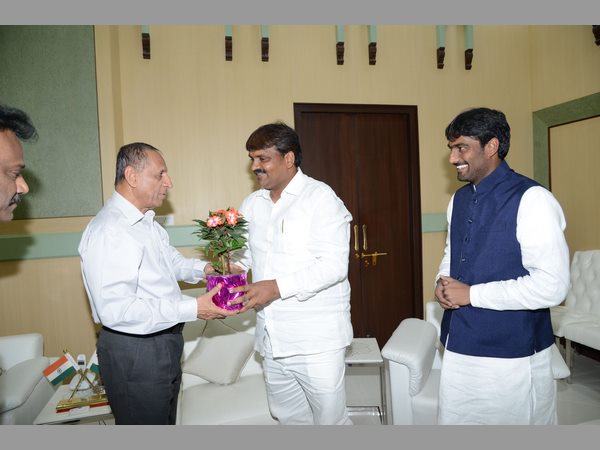 గవర్నర్తో మేయర్, డిప్యూటీ మేయర్