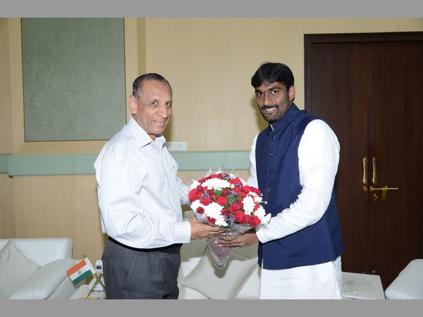 గవర్నర్తో మేయర్, డిప్యూటీ మేయర్