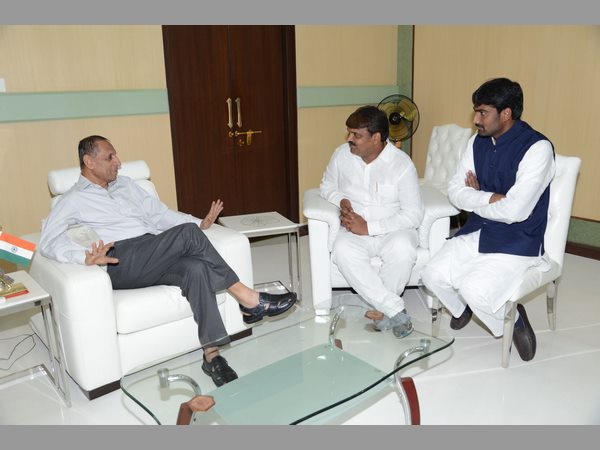 గవర్నర్తో మేయర్, డిప్యూటీ మేయర్