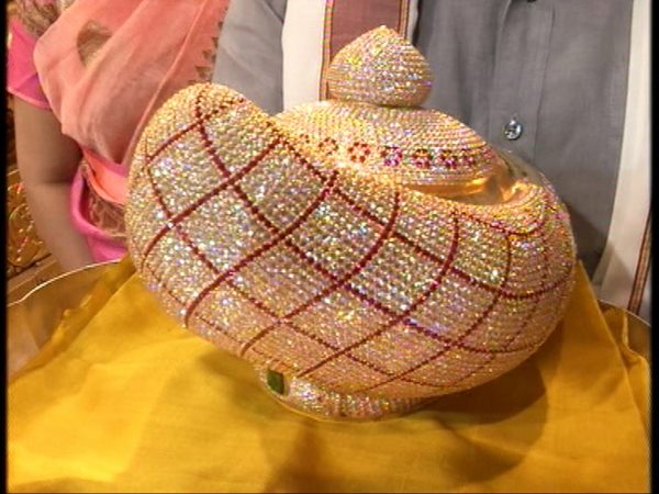 వజ్ర కిరీటం బహూకరణ