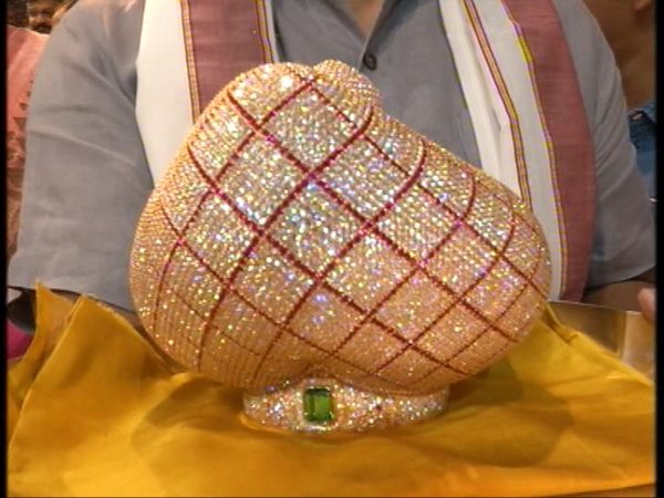 వజ్ర కిరీటం బహూకరణ