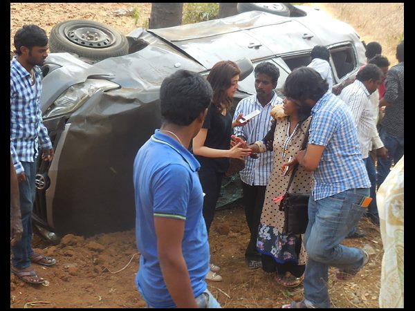 Pranitha's car overturns in Khammam, actress escapes with injuries Pranitha's car overturns in Khammam, actress escapes with injuries
