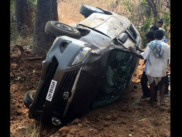 Pranitha's car overturns in Khammam, actress escapes with injuries Pranitha's car overturns in Khammam, actress escapes with injuries
