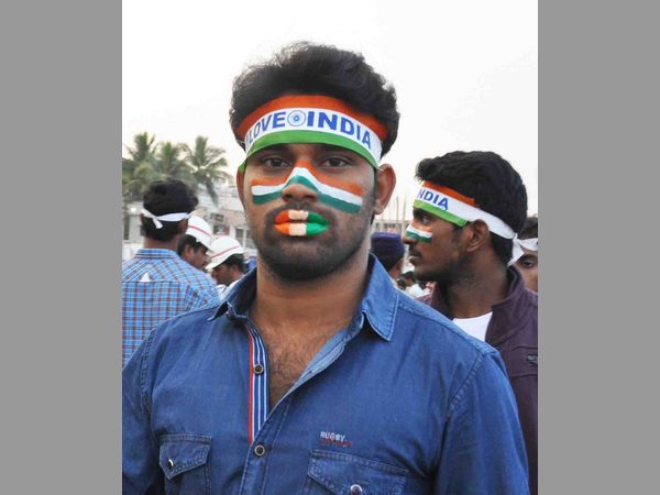 అభిమానుల సందడి