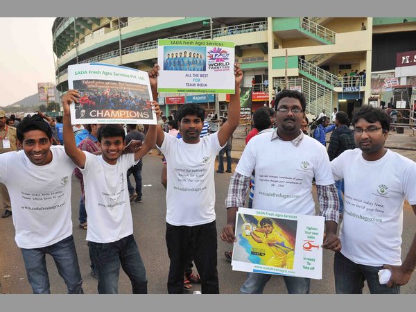 అభిమానుల సందడి