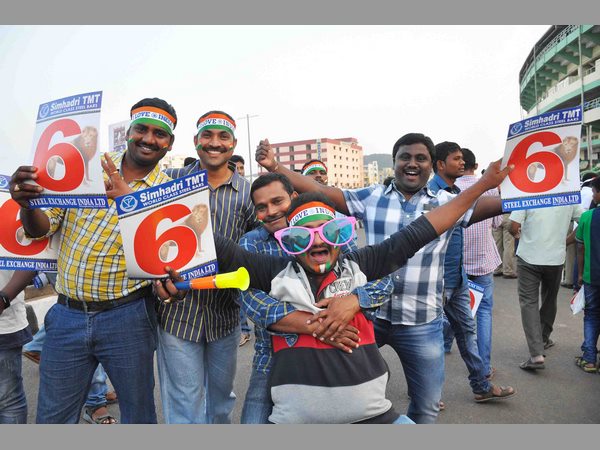 అభిమానుల సందడి
