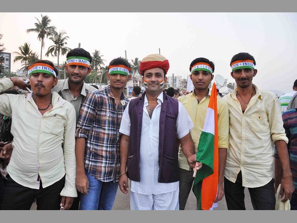 అభిమానుల సందడి
