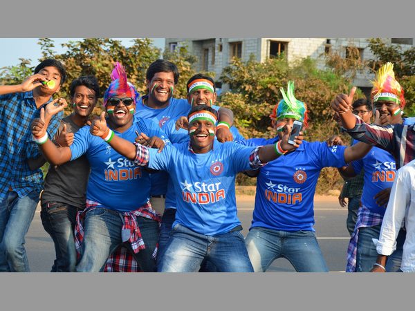 అభిమానుల సందడి