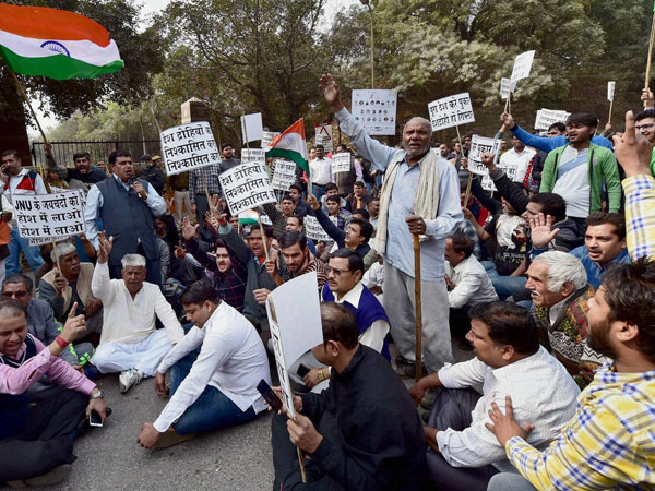 JNU student leader Kanhaiya remanded to judicial custody till March 2 amidst unruly scenes JNU student leader Kanhaiya remanded to judicial custody till March 2 amidst unruly scenes
