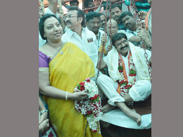 సతీసమేతంగా బాలకృష్ణ: మేడారంలో నిలువెత్తు బంగారం
