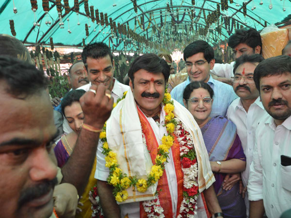 సతీసమేతంగా బాలకృష్ణ: మేడారంలో నిలువెత్తు బంగారం (ఫోటోలు)
