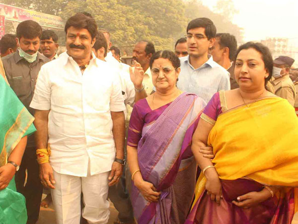 సతీసమేతంగా బాలకృష్ణ: మేడారంలో నిలువెత్తు బంగారం (ఫోటోలు)