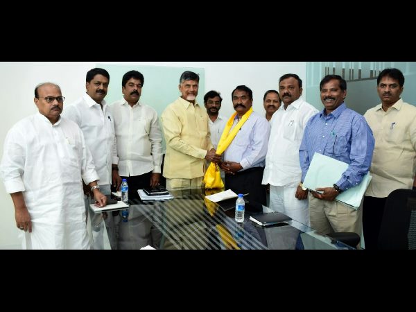 కడపలో చక్రం తిప్పుతున్న లోకేష్, మరో ఇద్దరూ..: జగన్ ఫోన్ చేస్తే నో