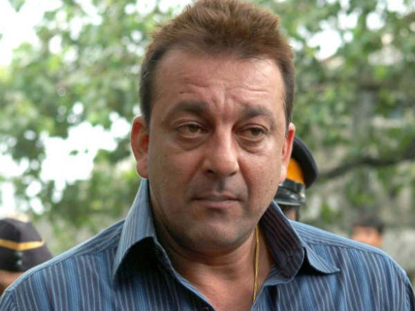 Sanjay Dutt Walks Out Of Pune's Yerwada Jail With A Salute Sanjay Dutt Walks Out Of Pune's Yerwada Jail With A Salute
