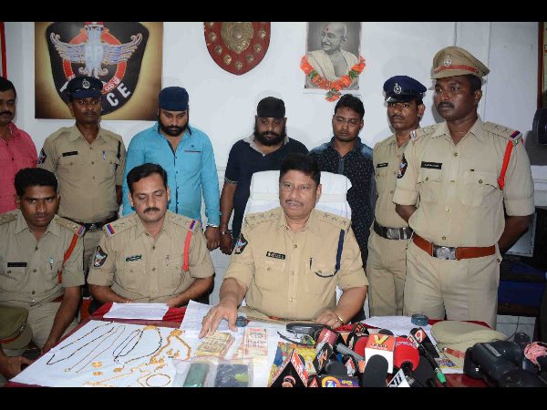 కంత్రీగాళ్లు: స్కెచ్ ఇదీ, రైళ్లలో దొంగతనాలు ఇలా చేస్తారు