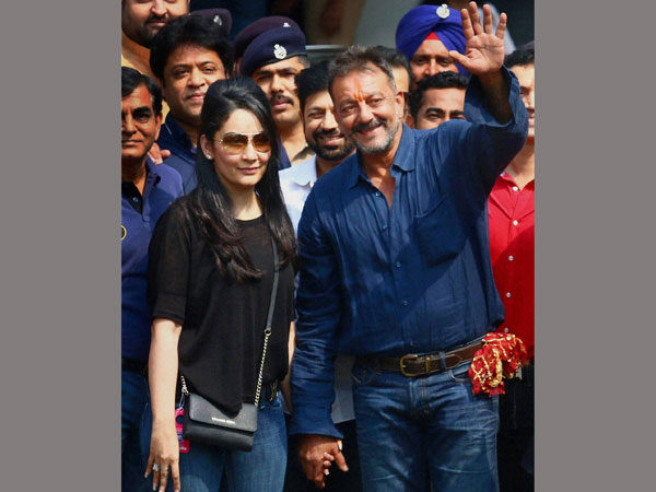 Sanjay Dutt reaches Mumbai, visits Siddhivinayak with wife Maanyata Sanjay Dutt reaches Mumbai, visits Siddhivinayak with wife Maanyata