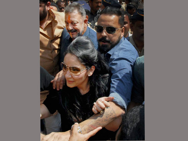 Sanjay Dutt reaches Mumbai, visits Siddhivinayak with wife Maanyata Sanjay Dutt reaches Mumbai, visits Siddhivinayak with wife Maanyata