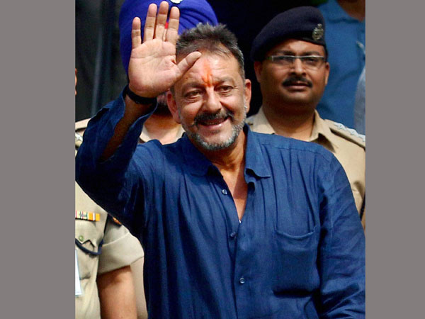 Sanjay Dutt reaches Mumbai, visits Siddhivinayak with wife Maanyata Sanjay Dutt reaches Mumbai, visits Siddhivinayak with wife Maanyata