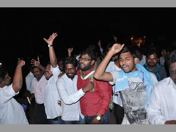 హెచ్సీయూ విద్యార్థుల రిలీజ్