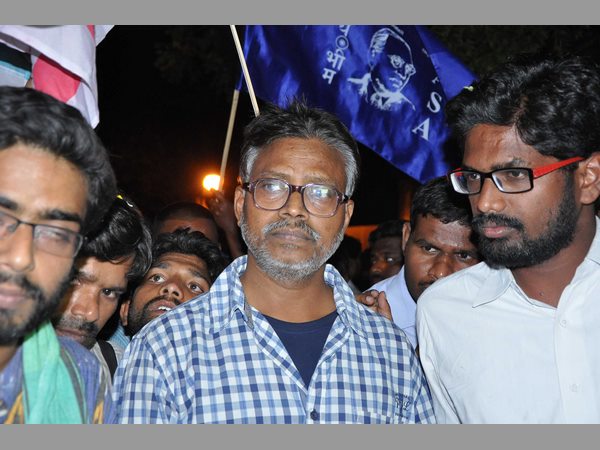 హెచ్సీయూ విద్యార్థుల రిలీజ్