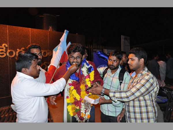 హెచ్సీయూ విద్యార్థుల రిలీజ్