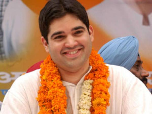 Varun Gandhi escapes unhurt after stage collapses Varun Gandhi escapes unhurt after stage collapses
