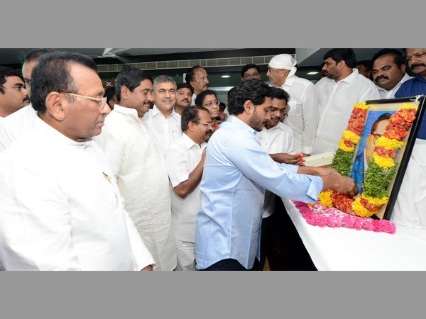 చంద్రబాబుపై జగన్ నిప్పులు: 'వింత రోగం, అవసరం తీరాక మోసాలు'