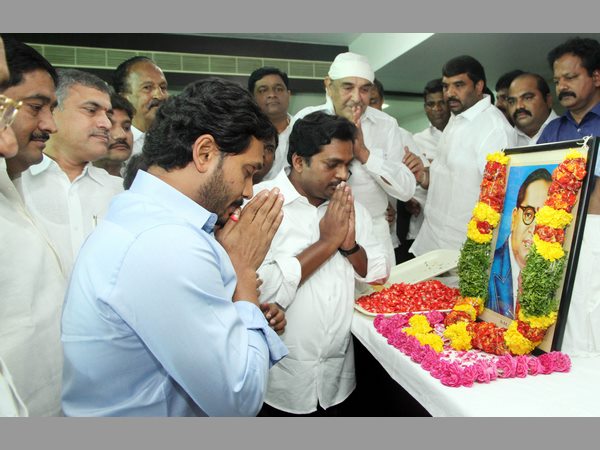 చంద్రబాబుపై జగన్ నిప్పులు: 'వింత రోగం, అవసరం తీరాక మోసాలు'
