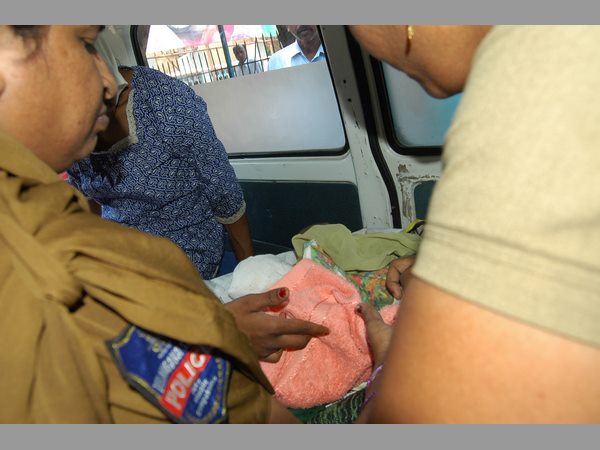 రోడ్డుపైనే ప్రసవించిన మహిళ