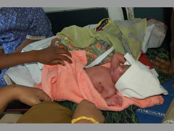 రోడ్డుపైనే ప్రసవించిన మహిళ