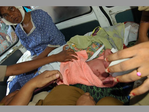 రోడ్డుపైనే ప్రసవించిన మహిళ