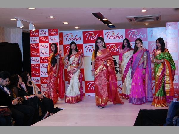 సినీతారల సందడి