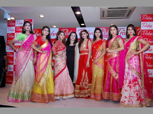 సినీతారల సందడి