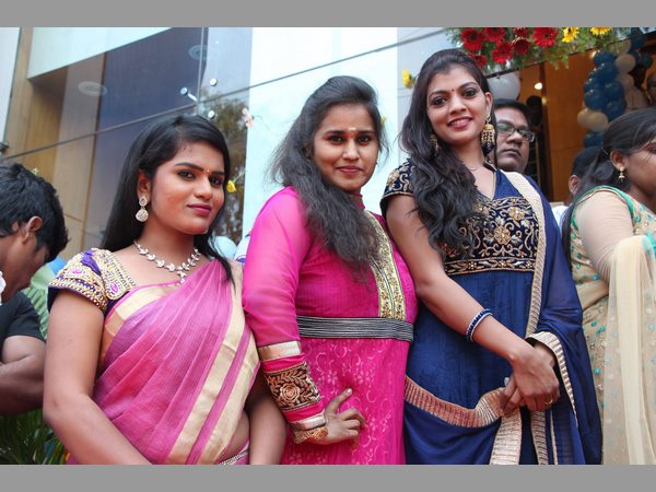మంగళమ్: చీర కట్టి మతి పొగొట్టిన కంచె హీరోయిన్