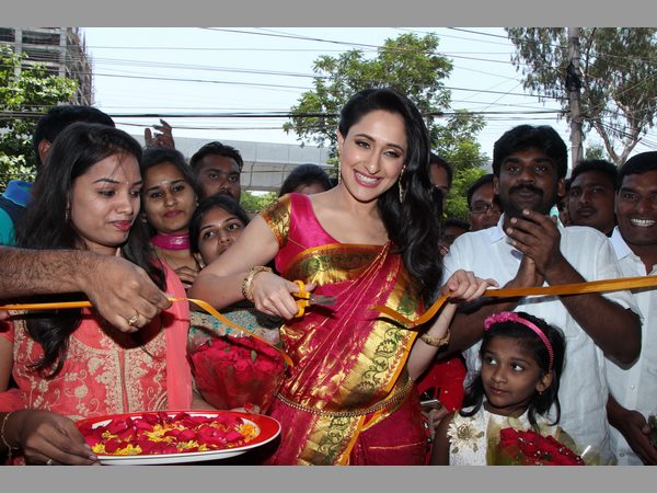 మంగళమ్: చీర కట్టి మతి పొగొట్టిన కంచె హీరోయిన్