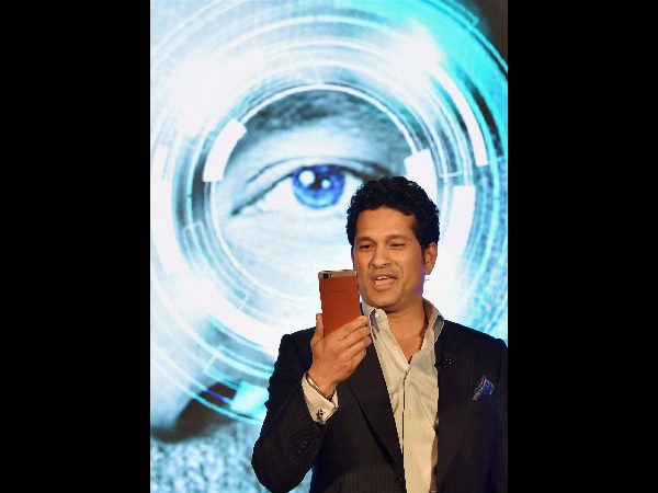 Sachin Tendulkar wants Americans carry Indian phones Sachin Tendulkar wants Americans carry Indian phones