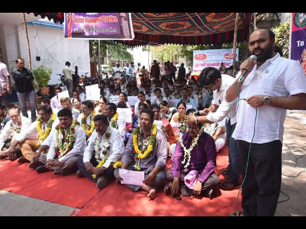 విద్యుత్ ఉద్యోగుల దీక్ష