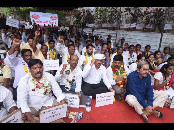 విద్యుత్ ఉద్యోగుల దీక్ష