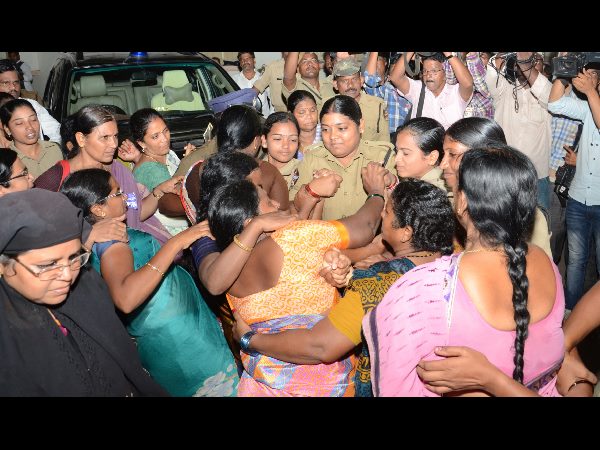 పోకిరి కార్పోరేటర్: చంటిబాబుకు నోటీసులు, విమానంలో అసలేం జరిగింది?